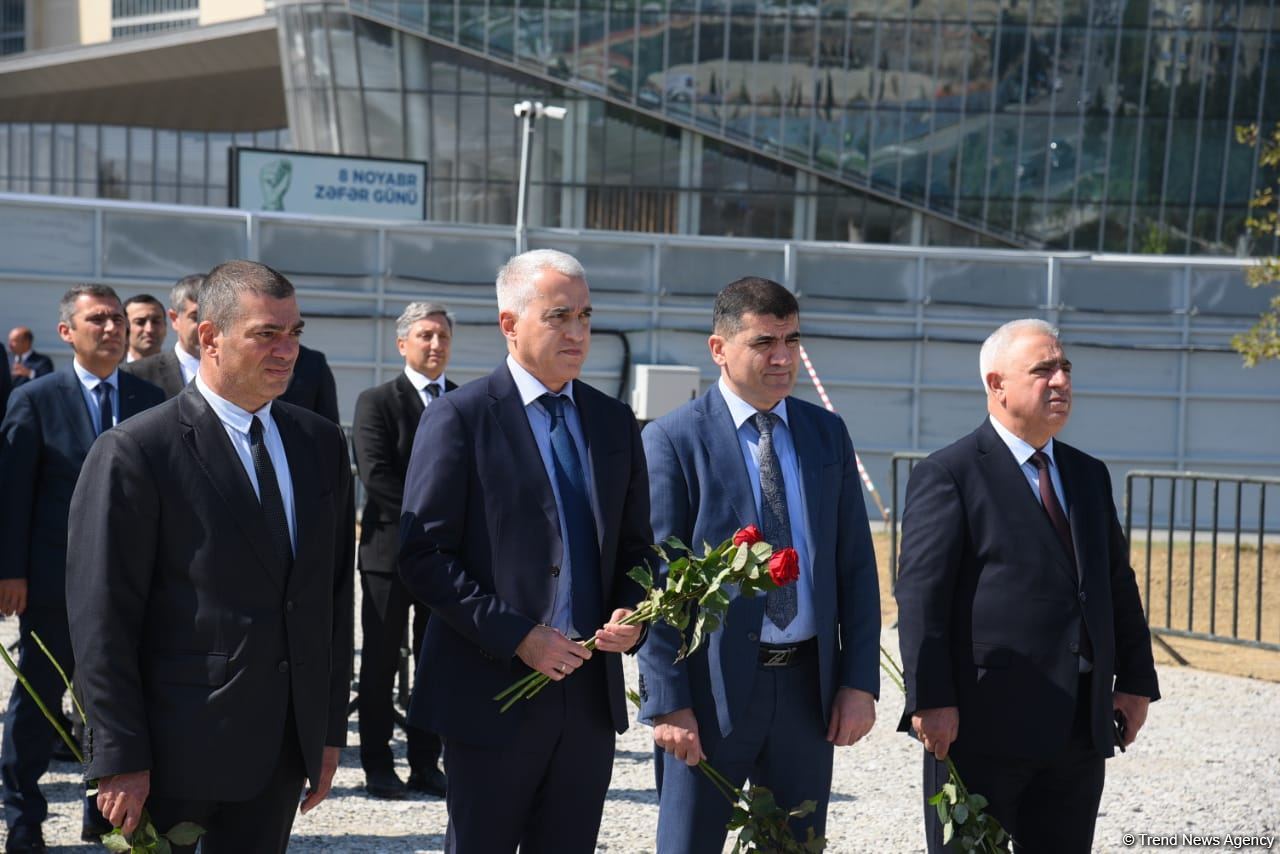 Dövlət və ictimaiyyət nümayəndələri Zəfər parkını ziyarət etməyə davam edir (FOTO)