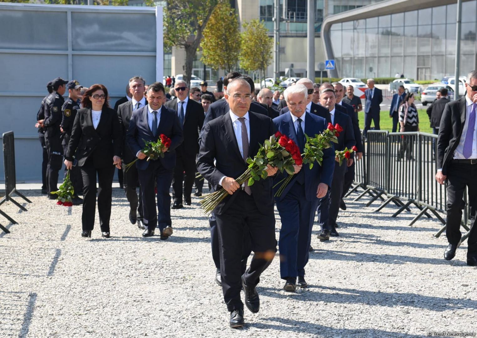 Dövlət və ictimaiyyət nümayəndələri Zəfər parkını ziyarət etməyə davam edir (FOTO)