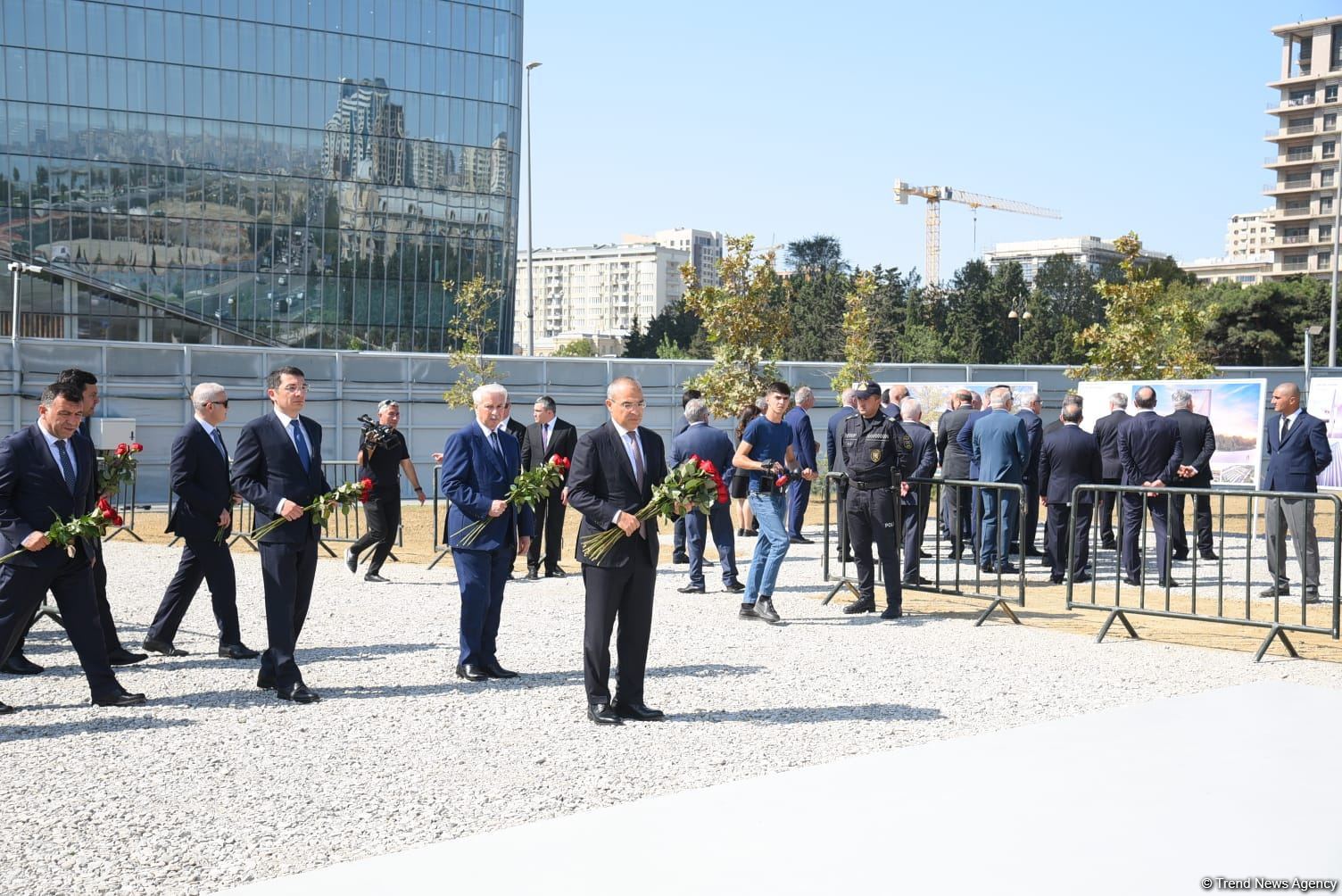 Dövlət və ictimaiyyət nümayəndələri Zəfər parkını ziyarət etməyə davam edir (FOTO)