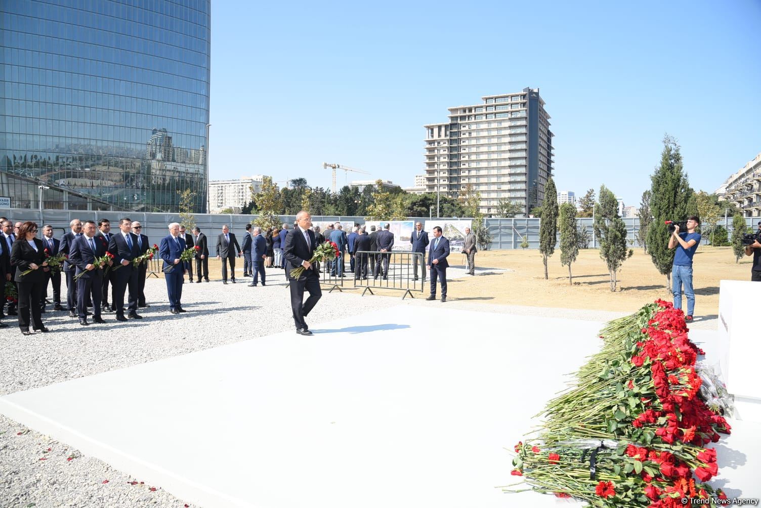 Dövlət və ictimaiyyət nümayəndələri Zəfər parkını ziyarət etməyə davam edir (FOTO)
