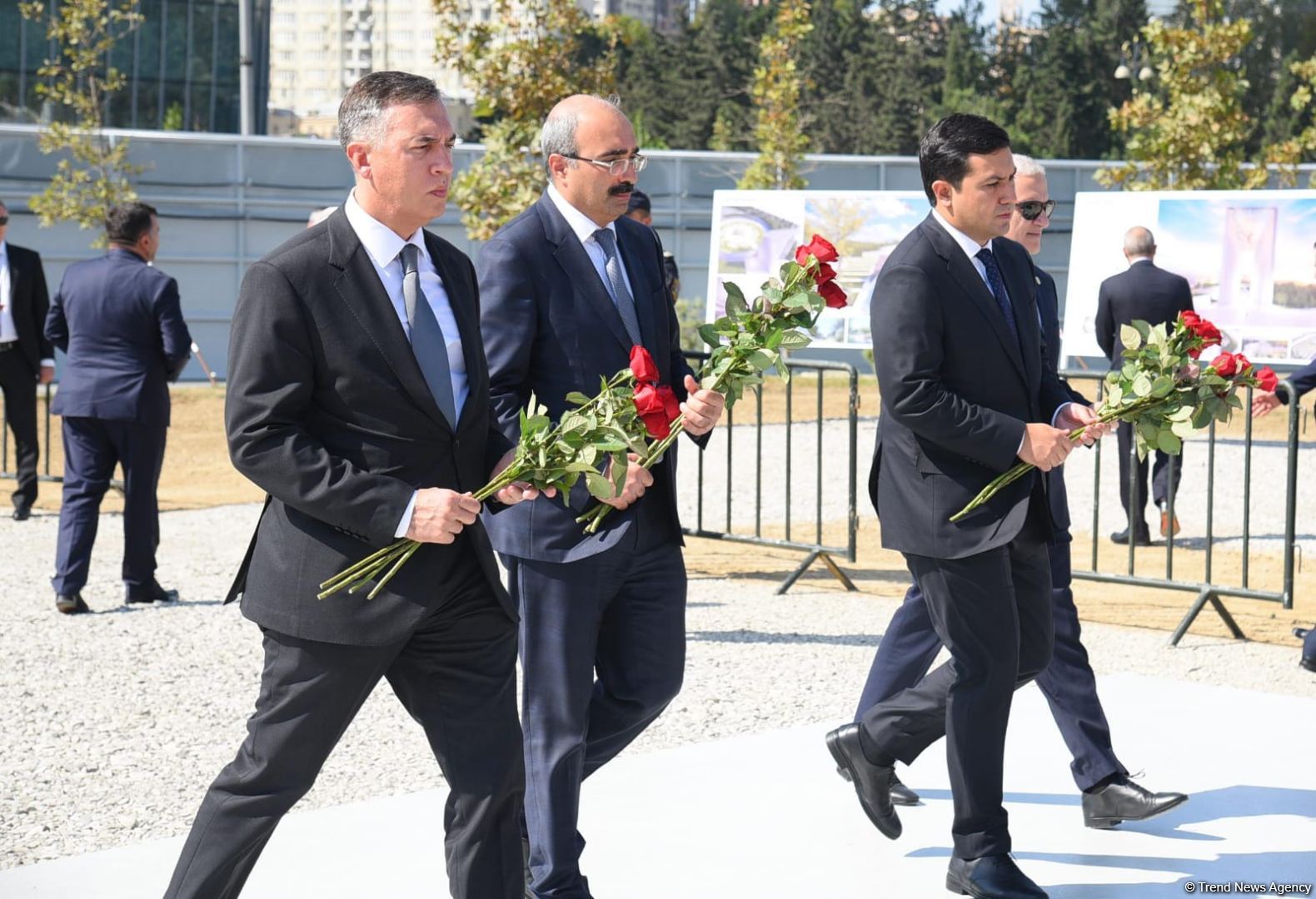 Dövlət və ictimaiyyət nümayəndələri Zəfər parkını ziyarət etməyə davam edir (FOTO)