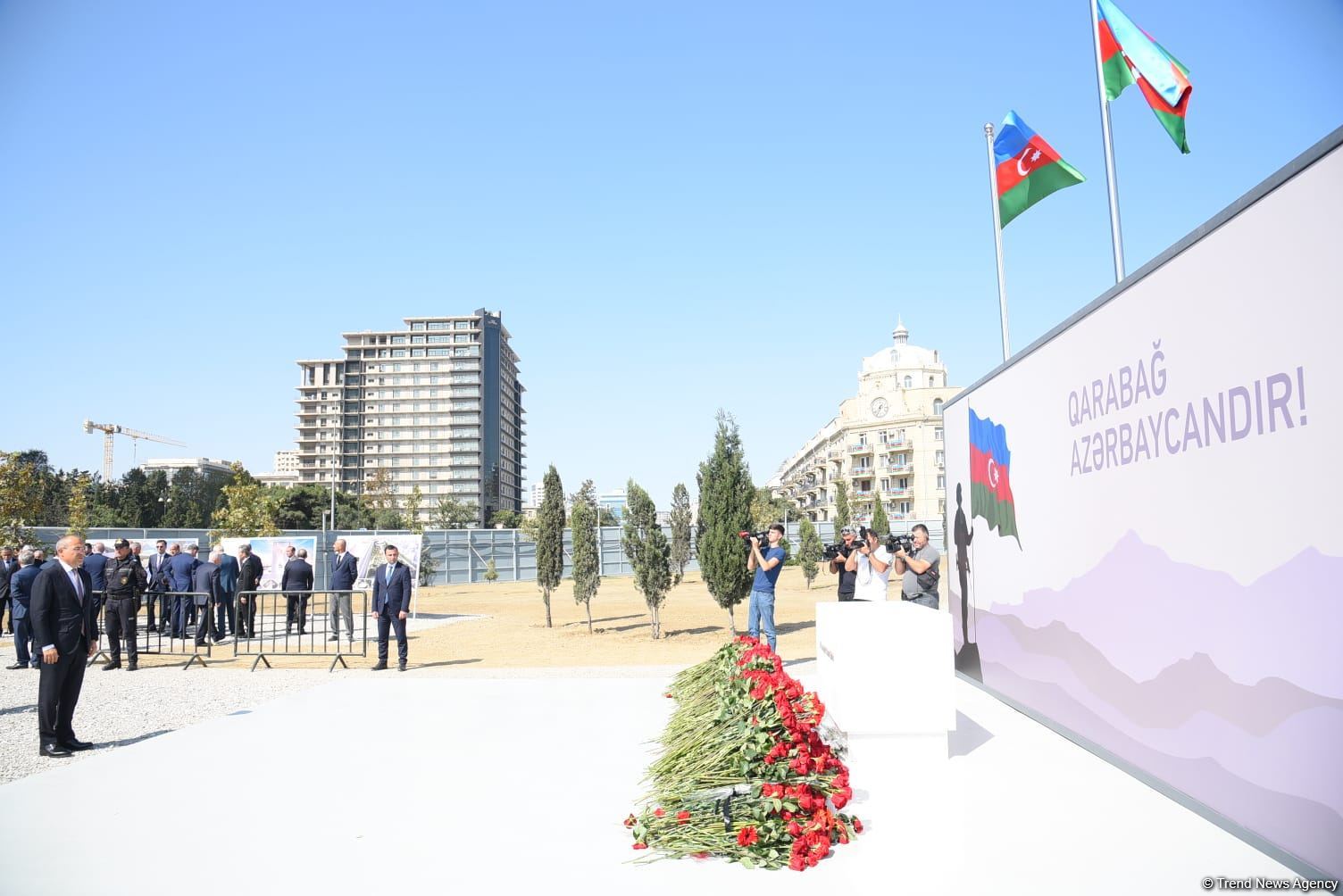 Dövlət və ictimaiyyət nümayəndələri Zəfər parkını ziyarət etməyə davam edir (FOTO)