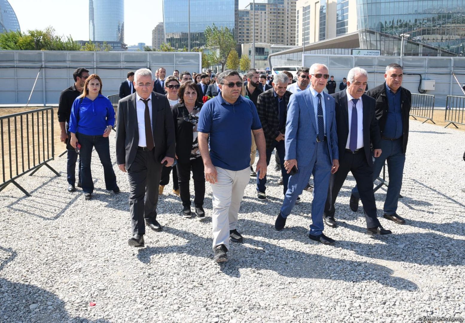 Dövlət və ictimaiyyət nümayəndələri Zəfər parkını ziyarət etməyə davam edir (FOTO)