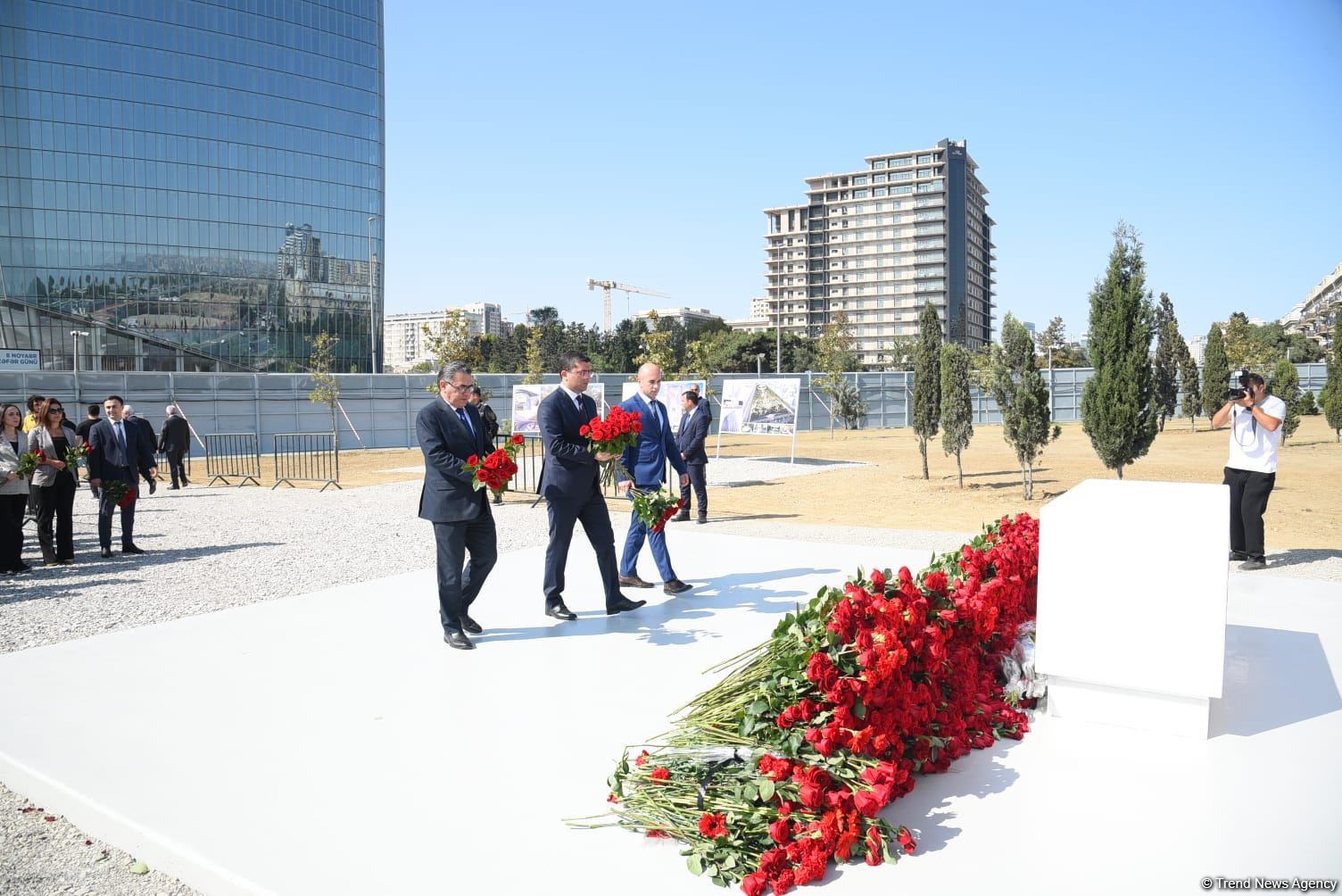 Dövlət və ictimaiyyət nümayəndələri Zəfər parkını ziyarət etməyə davam edir (FOTO)