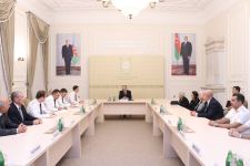 Baş Prokuror şəhid olan prokurorluq əməkdaşlarının ailə üzvləri, veteranlar və vətən müharibəsində iştirak edən prokurorluq işçiləri ilə görüşüb (FOTO)