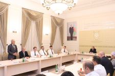 Baş Prokuror şəhid olan prokurorluq əməkdaşlarının ailə üzvləri, veteranlar və vətən müharibəsində iştirak edən prokurorluq işçiləri ilə görüşüb (FOTO)