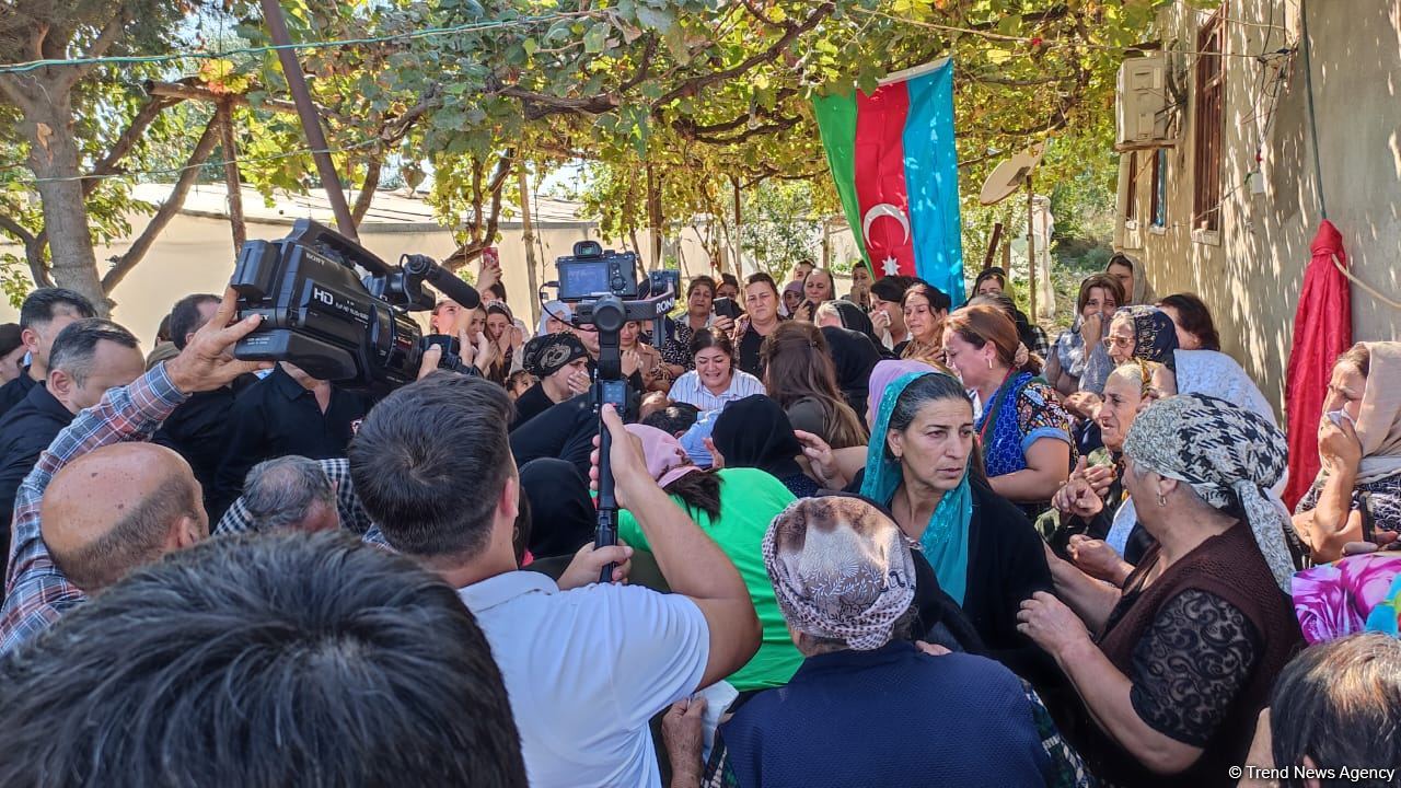 30 il əvvəl Füzulidə itkin düşən hərbçinin nəşi Salyanda dəfn edilib (FOTO/VİDEO)