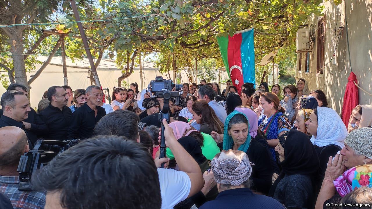 30 il əvvəl Füzulidə itkin düşən hərbçinin nəşi Salyanda dəfn edilib (FOTO/VİDEO)