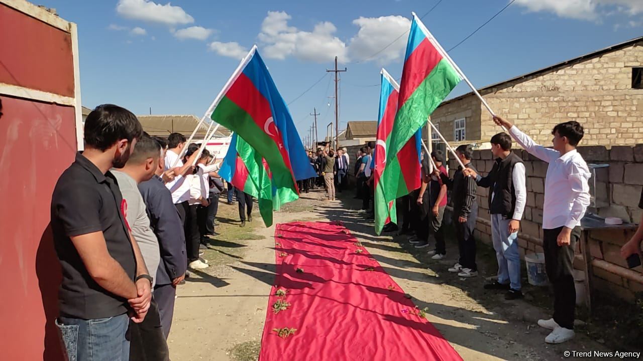30 il əvvəl Füzulidə itkin düşən hərbçinin nəşi Salyanda dəfn edilib (FOTO/VİDEO)