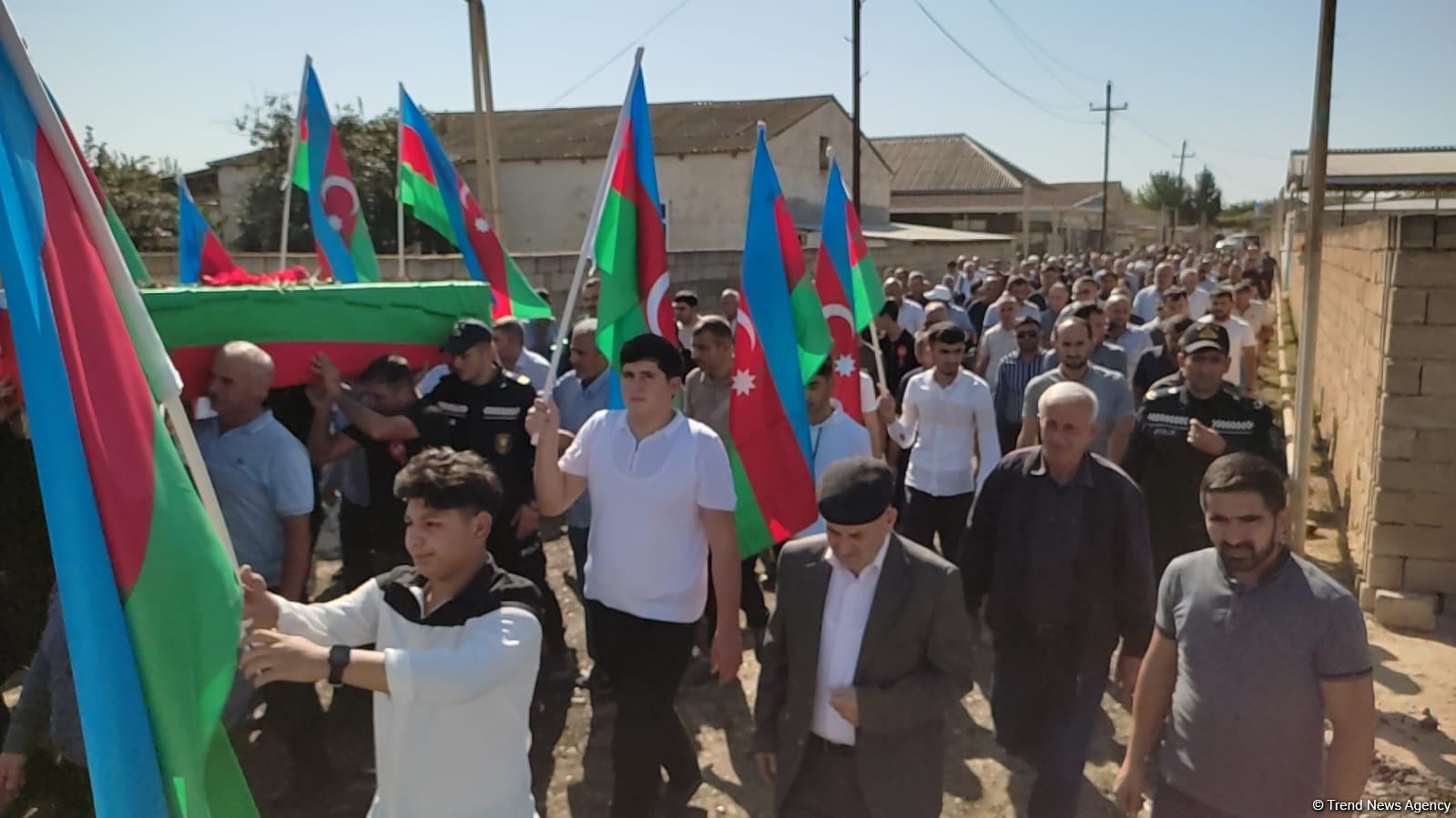 30 il əvvəl Füzulidə itkin düşən hərbçinin nəşi Salyanda dəfn edilib (FOTO/VİDEO)