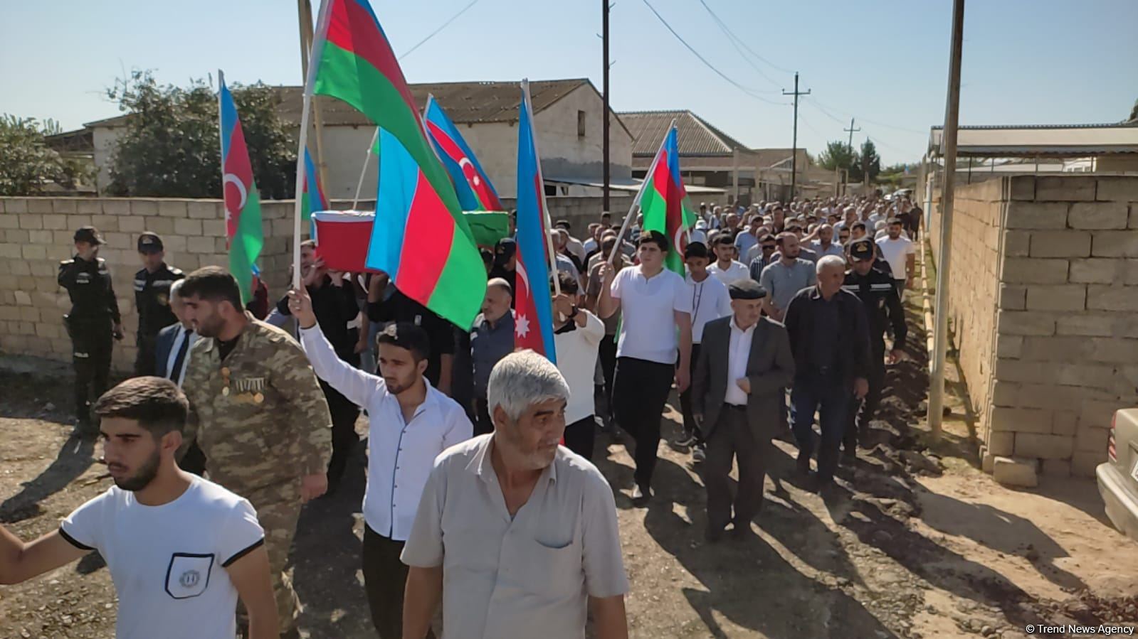 30 il əvvəl Füzulidə itkin düşən hərbçinin nəşi Salyanda dəfn edilib (FOTO/VİDEO)