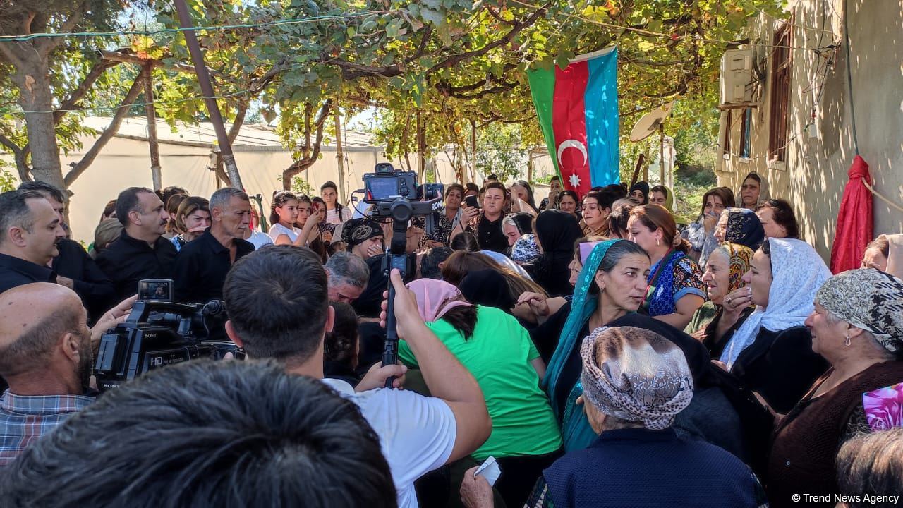30 il əvvəl Füzulidə itkin düşən hərbçinin nəşi Salyanda dəfn edilib (FOTO/VİDEO)