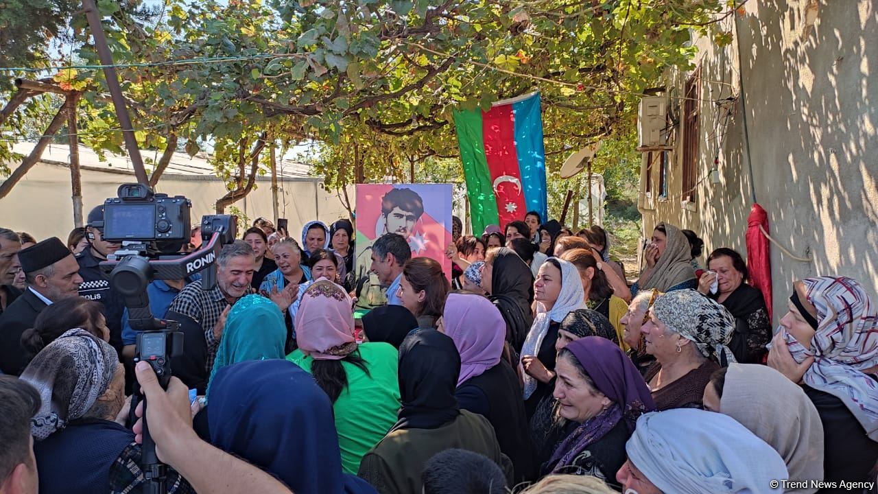 30 il əvvəl Füzulidə itkin düşən hərbçinin nəşi Salyanda dəfn edilib (FOTO/VİDEO)