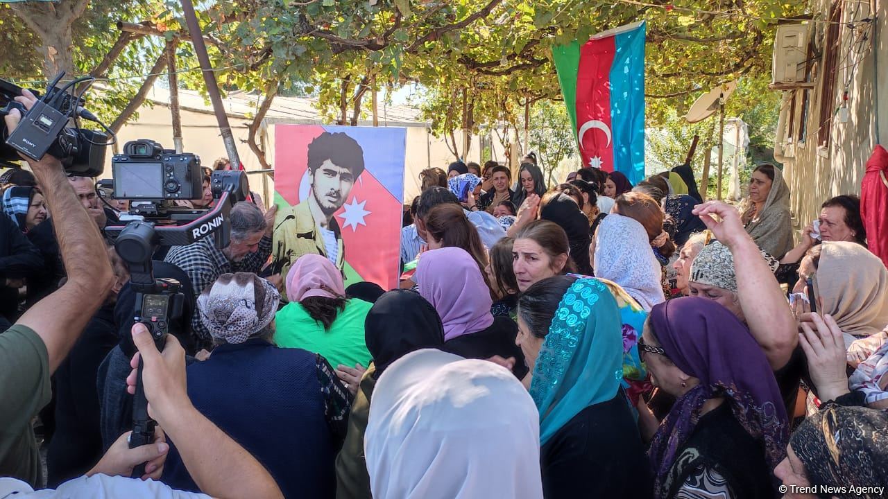 30 il əvvəl Füzulidə itkin düşən hərbçinin nəşi Salyanda dəfn edilib (FOTO/VİDEO)