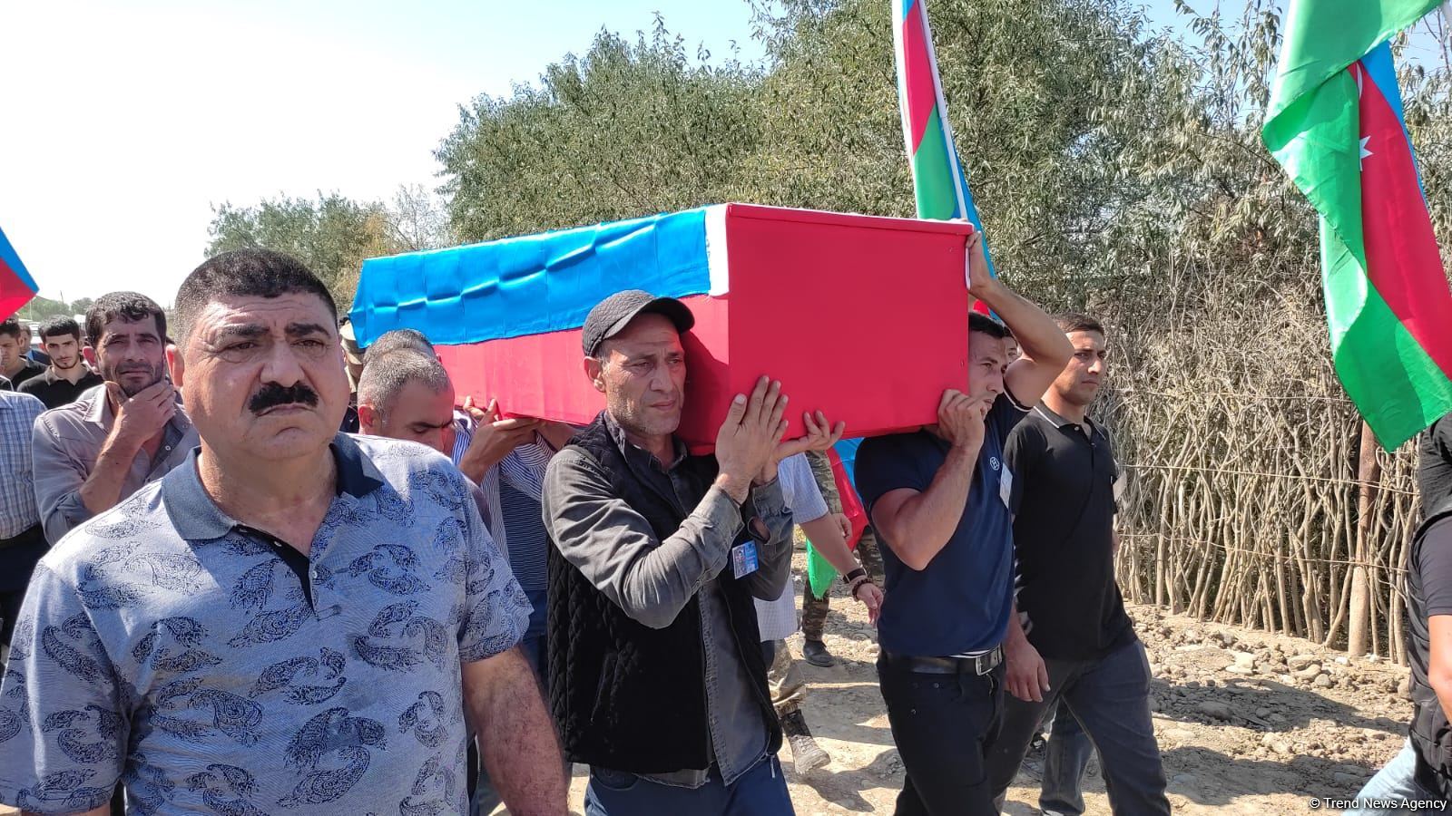 Otuz il əvvəl Füzulidə itkin düşən hərbçinin nəşi Salyana gətirilib - Dəfn edilib (FOTO/VİDEO)