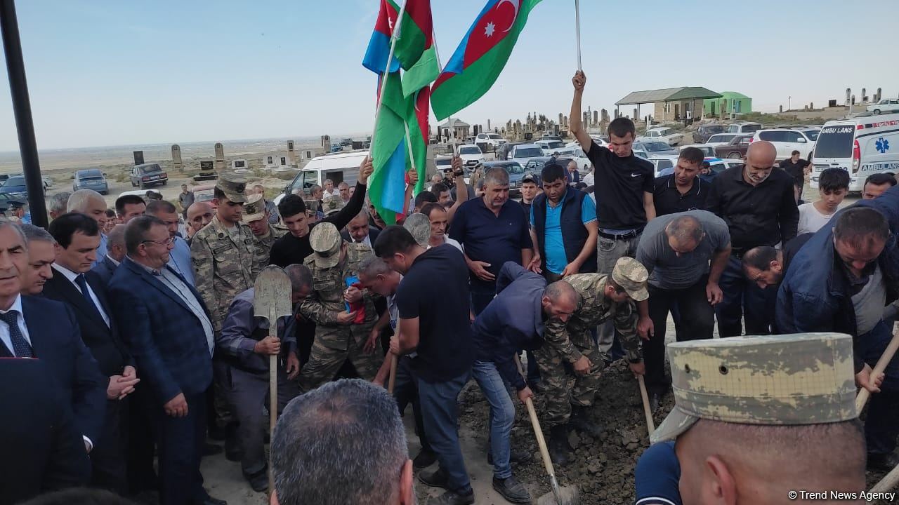 Otuz il əvvəl Füzulidə itkin düşən hərbçinin nəşi Salyana gətirilib - Dəfn edilib (FOTO/VİDEO)