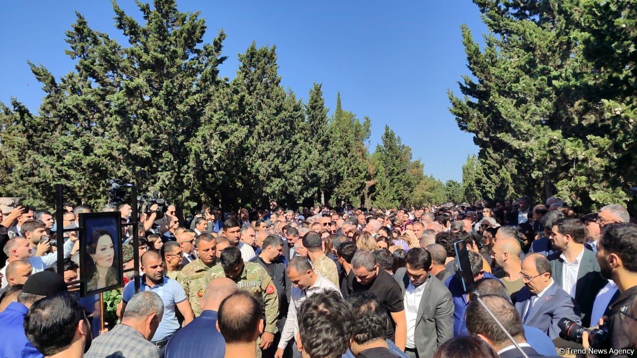 Qənirə Paşayeva dəfn edildi (FOTO/VİDEO) (YENİLƏNİB)