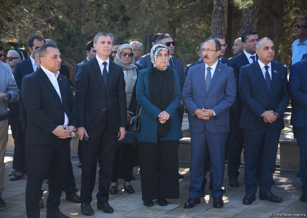 Qənirə Paşayeva dəfn edildi (FOTO/VİDEO) (YENİLƏNİB)