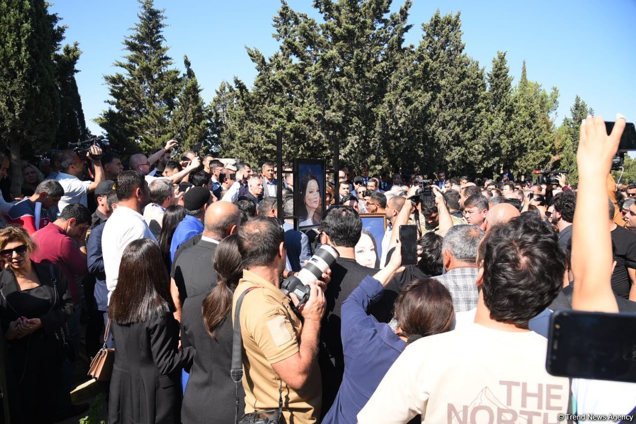 Qənirə Paşayeva dəfn edildi (FOTO/VİDEO) (YENİLƏNİB)