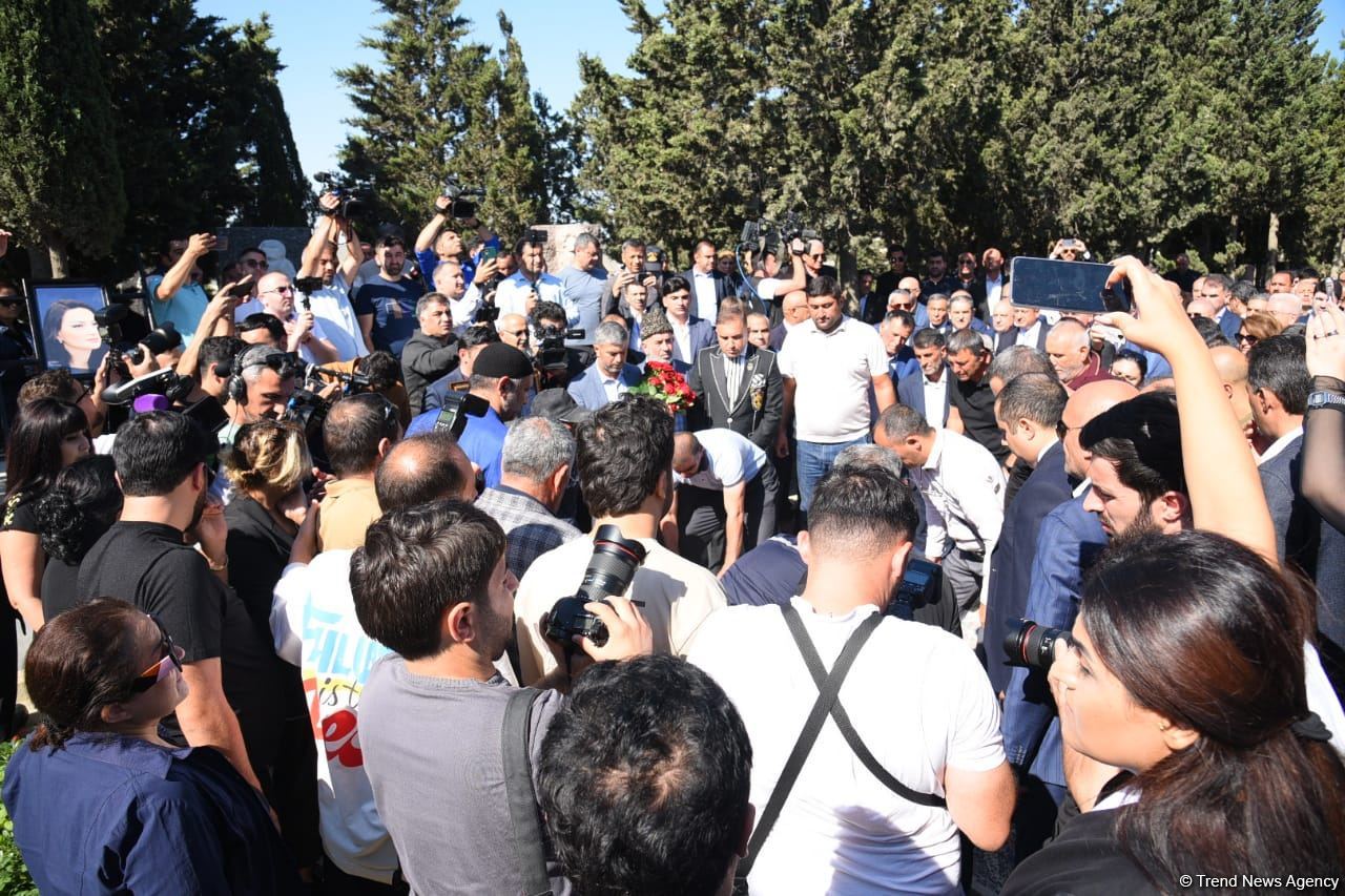 Qənirə Paşayeva dəfn edildi (FOTO/VİDEO) (YENİLƏNİB)
