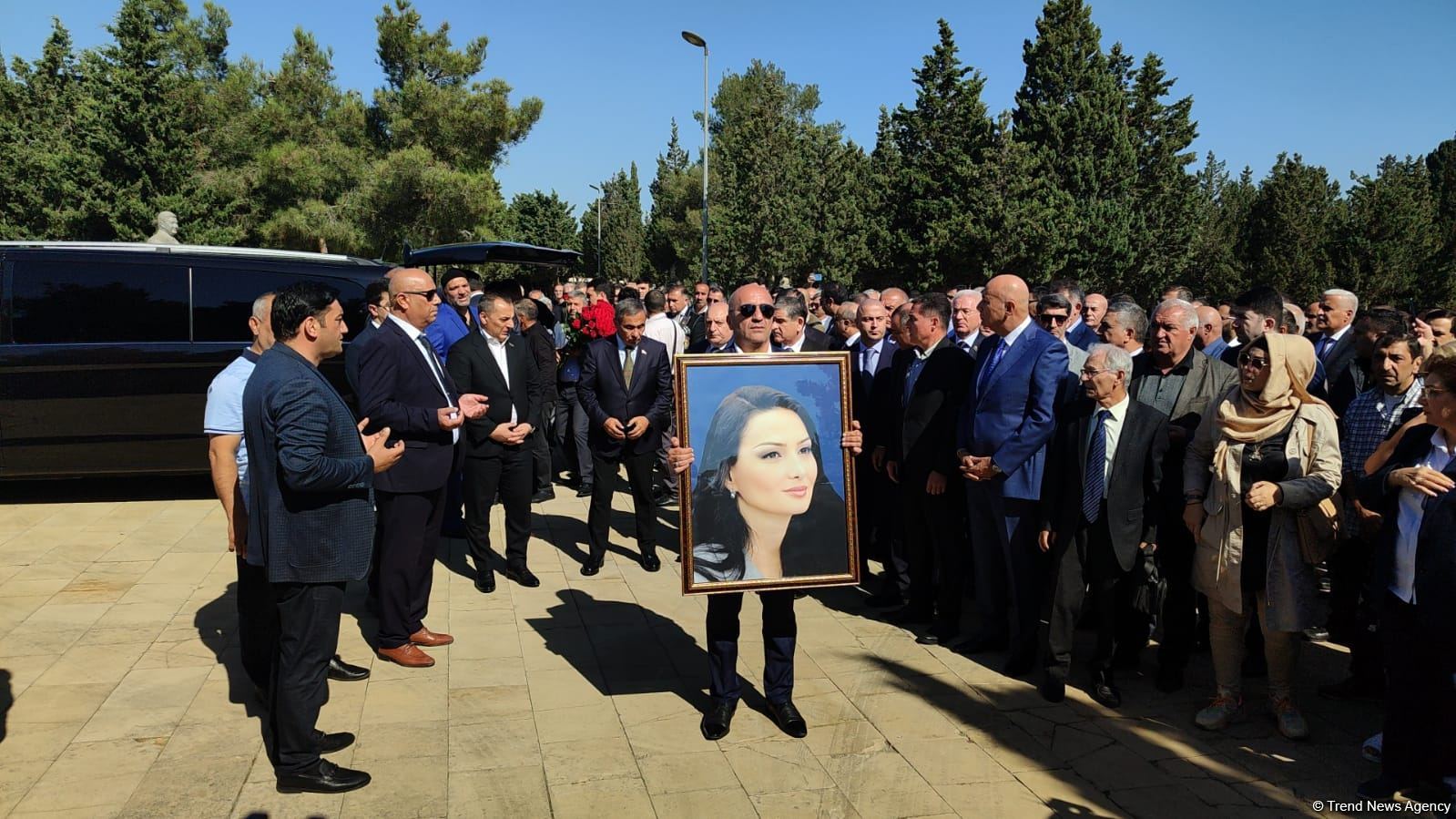 Qənirə Paşayeva dəfn edildi (FOTO/VİDEO) (YENİLƏNİB)