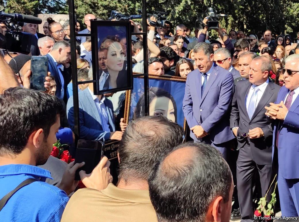 Qənirə Paşayeva dəfn edildi (FOTO/VİDEO) (YENİLƏNİB)