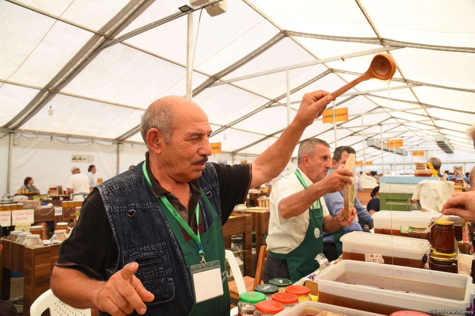 Bakının mərkəzində "bal kimi" yarmarka (FOTOREPORTAJ)