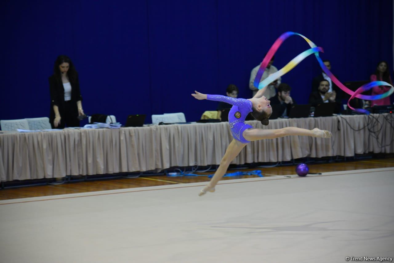 Bədii gimnastika üzrə 28-ci Bakı çempionatına start verilib (FOTO)
