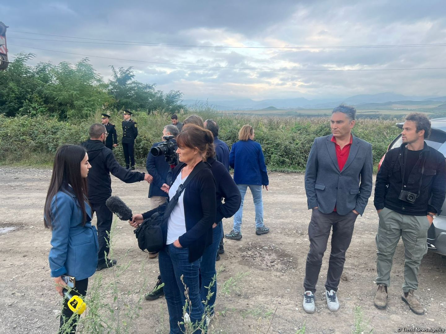 Xarici media nümayəndələri Ağdamda aşkarlanan narkotik plantasiyalarına baxış keçirir (FOTO)