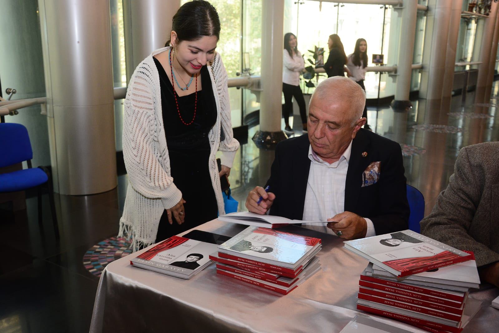 Xalq artisti Yasin Qarayevə həsr olunan kitabın təqdimatı keçirilib (FOTO)