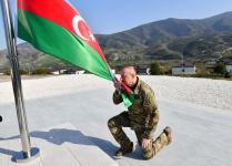 Prezident İlham Əliyev Xocalı şəhərində Azərbaycanın Dövlət Bayrağını ucaldıb (FOTO/VİDEO) (YENİLƏNİB)