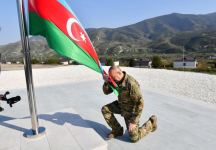 Prezident İlham Əliyev Xocalı şəhərində Azərbaycanın Dövlət Bayrağını ucaldıb (FOTO/VİDEO) (YENİLƏNİB)