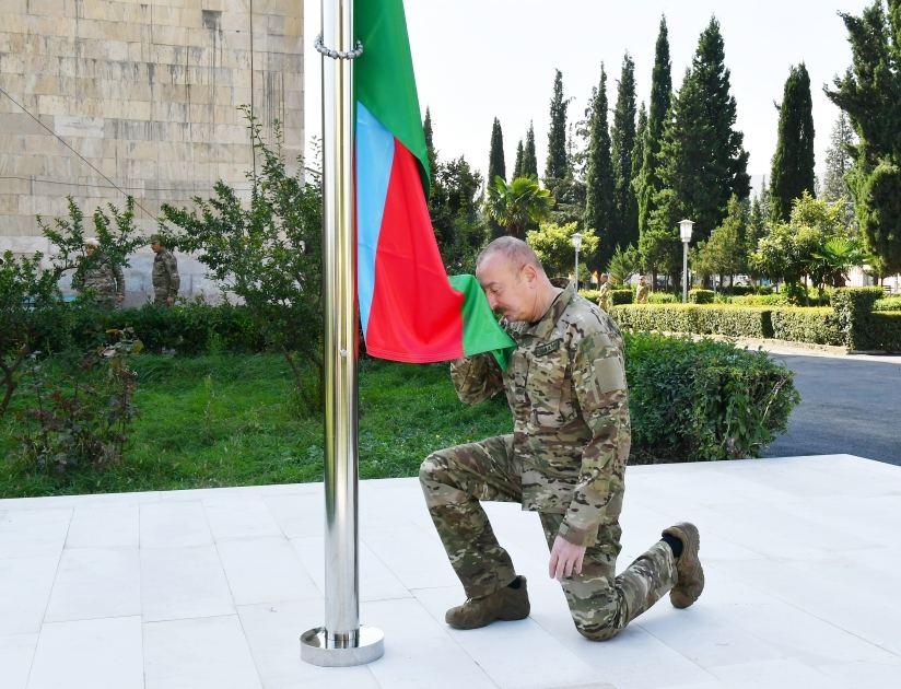 Prezident İlham Əliyev Ağdərə şəhərində Azərbaycan Respublikasının Dövlət Bayrağını ucaldıb (FOTO/VİDEO) (YENİLƏNİB)