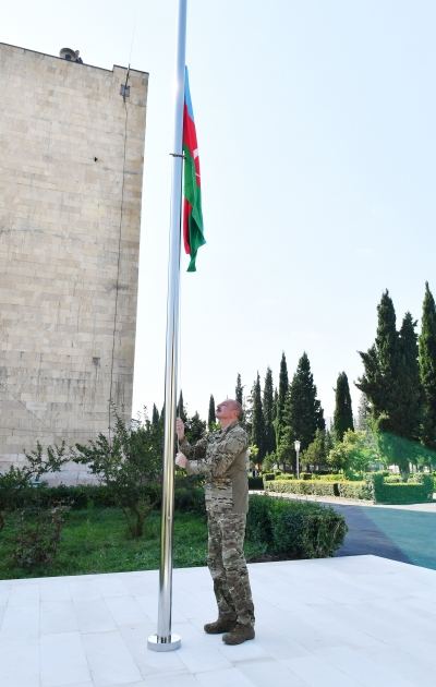 Prezident İlham Əliyev Ağdərə şəhərində Azərbaycan Respublikasının Dövlət Bayrağını ucaldıb (FOTO/VİDEO) (YENİLƏNİB)