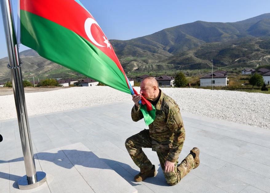 Prezident İlham Əliyev Xocalı şəhərində Azərbaycanın Dövlət Bayrağını ucaldıb (FOTO/VİDEO) (YENİLƏNİB)