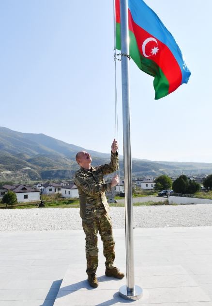Prezident İlham Əliyev Xocalı şəhərində Azərbaycanın Dövlət Bayrağını ucaldıb (FOTO/VİDEO) (YENİLƏNİB)