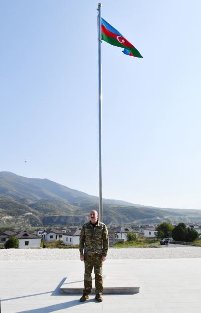 Prezident İlham Əliyev Xocalı şəhərində Azərbaycanın Dövlət Bayrağını ucaldıb (FOTO/VİDEO) (YENİLƏNİB)