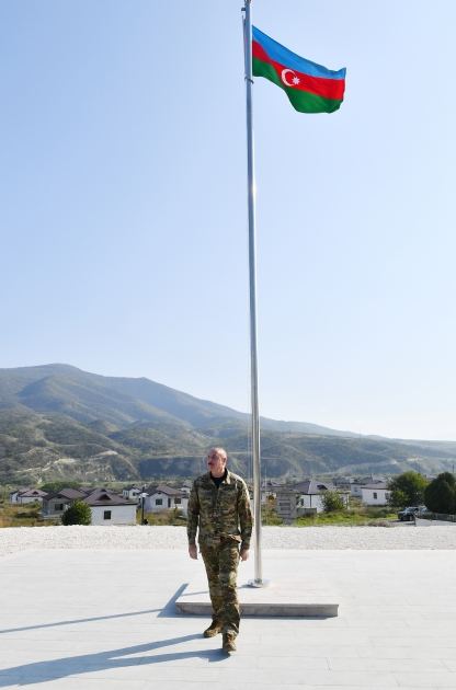 Prezident İlham Əliyev Xocalı şəhərində Azərbaycanın Dövlət Bayrağını ucaldıb (FOTO/VİDEO) (YENİLƏNİB)