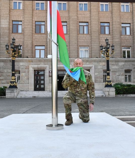 Prezident İlham Əliyev Xankəndi şəhərində Azərbaycan Respublikasının Dövlət Bayrağını ucaldıb və çıxış edib (FOTO/VİDEO) (YENİLƏNİB 2)