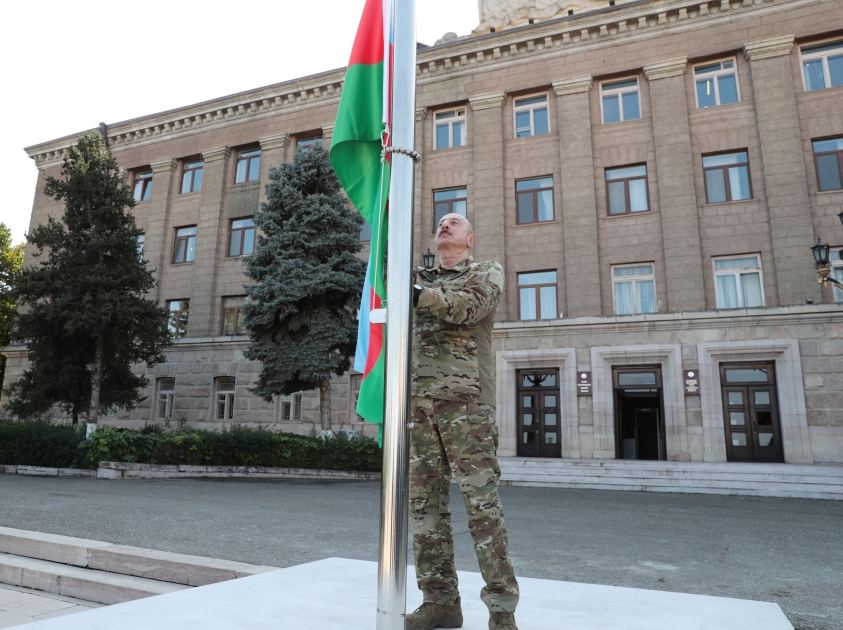 Prezident İlham Əliyev Xankəndi şəhərində Azərbaycan Respublikasının Dövlət Bayrağını ucaldıb və çıxış edib (FOTO/VİDEO) (YENİLƏNİB 2)