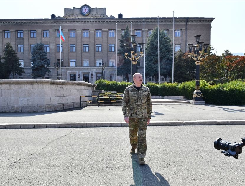 Prezident İlham Əliyev Xankəndi şəhərində Azərbaycan Respublikasının Dövlət Bayrağını ucaldıb və çıxış edib (FOTO/VİDEO) (YENİLƏNİB 2)