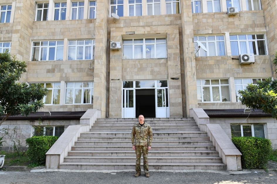 Prezident İlham Əliyev Ağdərə şəhərində Azərbaycan Respublikasının Dövlət Bayrağını ucaldıb (FOTO/VİDEO) (YENİLƏNİB)