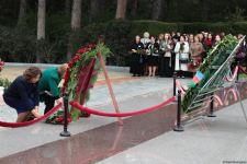 Azərbaycan Qadınlarının VI Qurultayının iştirakçıları Fəxri xiyabanı ziyarət ediblər (FOTO)