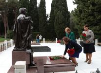 Azərbaycan Qadınlarının VI Qurultayının iştirakçıları Fəxri xiyabanı ziyarət ediblər (FOTO)