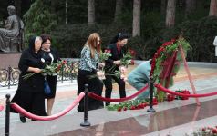 Azərbaycan Qadınlarının VI Qurultayının iştirakçıları Fəxri xiyabanı ziyarət ediblər (FOTO)