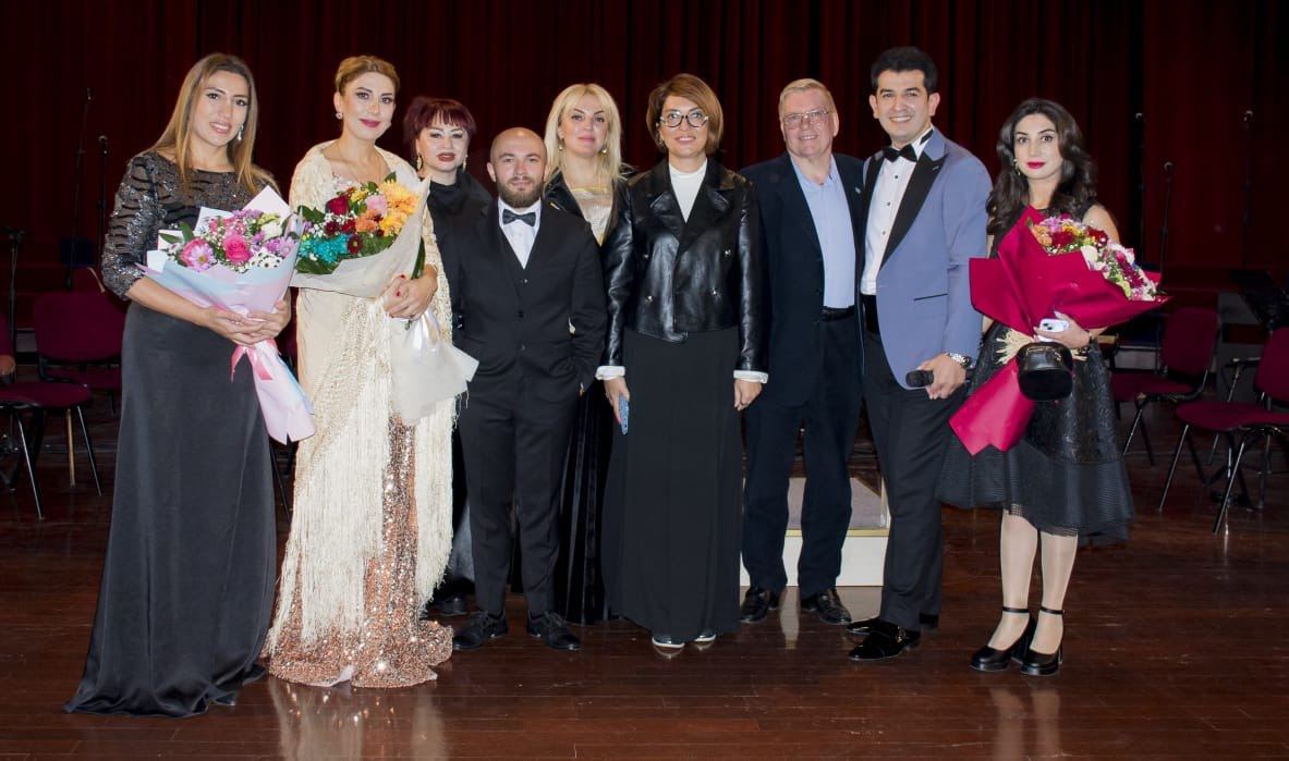 Fidan Hacıyevanın Naxçıvandakı konserti anşlaqla keçdi, oğul anasının yolu ilə gedir (FOTO/VİDEO)