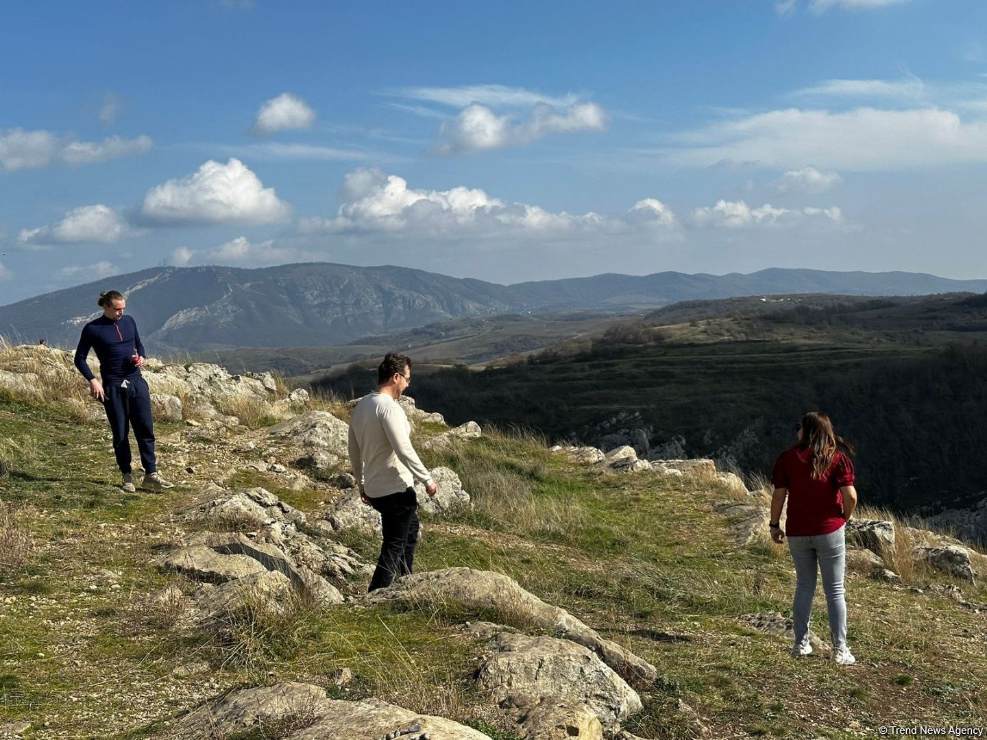 Beynəlxalq səyyahlar Cıdır düzündə (FOTO)