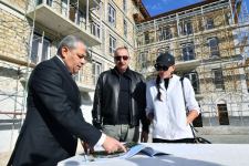 Prezident İlham Əliyev və Birinci xanım Mehriban Əliyeva Şuşada 23 binadan ibarət yaşayış kompleksində aparılan tikinti işləri ilə tanış olublar (YENİLƏNİB) (FOTO)