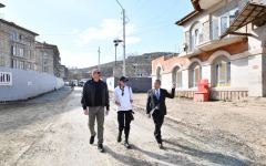 Prezident İlham Əliyev və Birinci xanım Mehriban Əliyeva Şuşada 23 binadan ibarət yaşayış kompleksində aparılan tikinti işləri ilə tanış olublar (YENİLƏNİB) (FOTO)