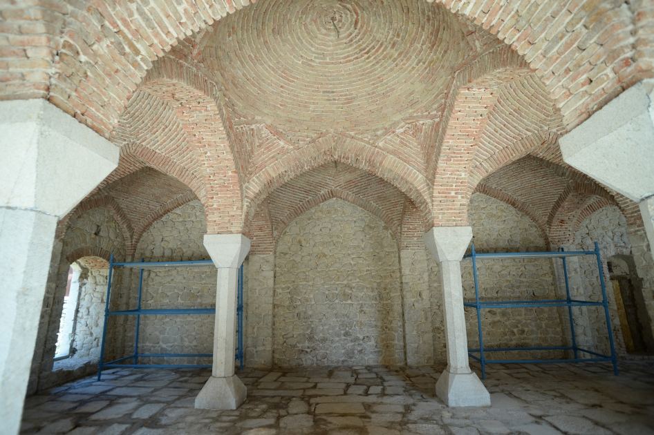 Prezident İlham Əliyev və Birinci xanım Mehriban Əliyeva Heydər Əliyev Fondu tərəfindən Mamayı məscidində aparılan bərpa işləri tanış olublar (FOTO) (YENİLƏNİB)